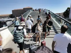 Turisti sul ponte di Calatrava