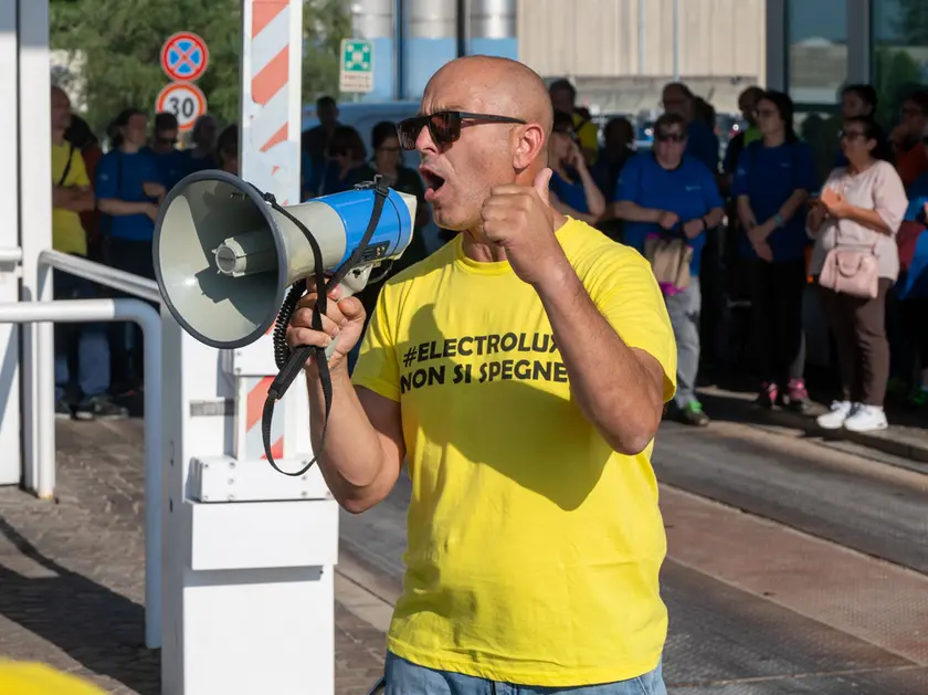 Electrolux non si spegne: lo slogan sulla maglia gialla