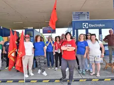 Un presidio di lavoratori e forze sociali all’ingresso dello stabilimento Electrolux di Susegana