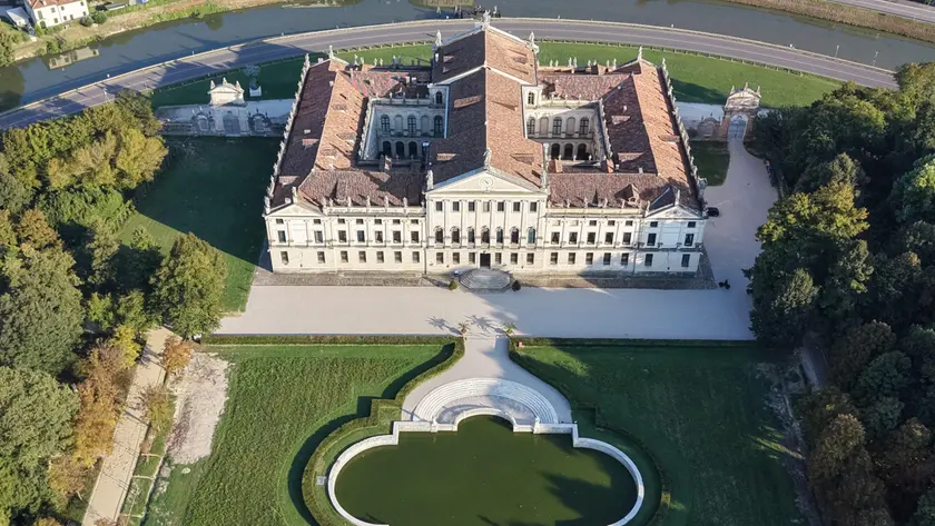 Una veduta aerea di Villa Pisani a Stra e del suo parco