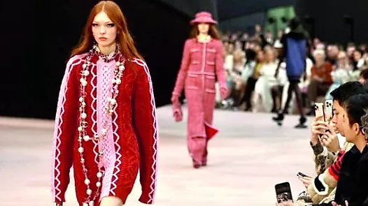 Una sfilata di Chanel a Parigi