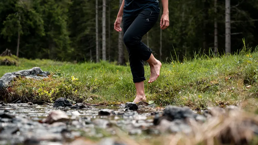 Camminate a piedi nudi lungo i torrenti tra sassi e muschio (foto Trentino Marketing)