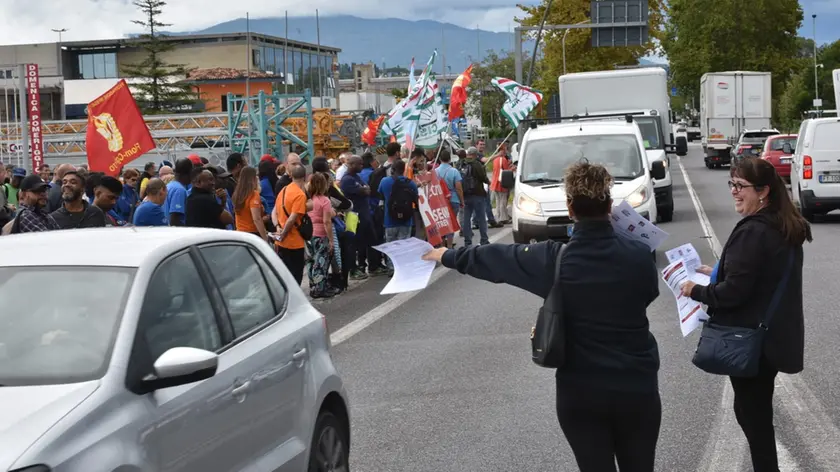 Gli operai in strada sulla Pontebbana