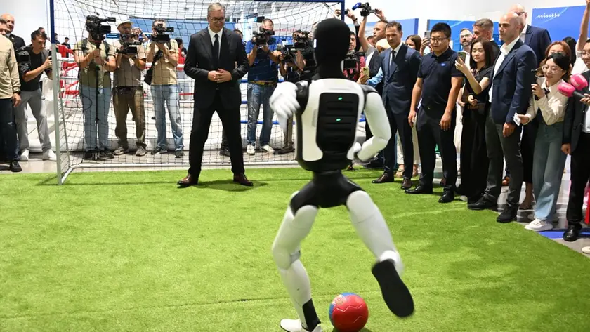 Il presidente Vučić si prepara a parare il tiro di un umanoide (foto Presidenza serba)