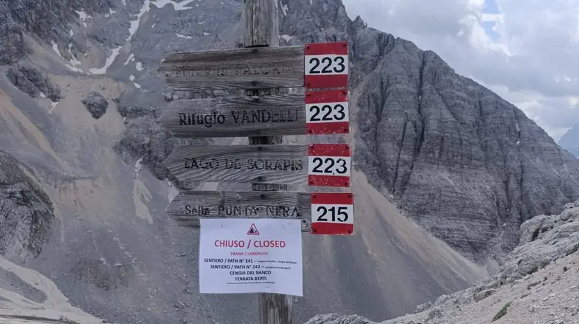 Un cartello di divieto d'accesso lungo i sentieri delle Dolomiti