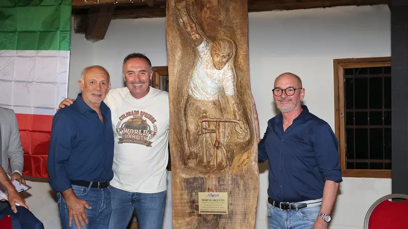 Argentin con Gabriele Tonon e il maestro Giovanni Bragato autore della scultura