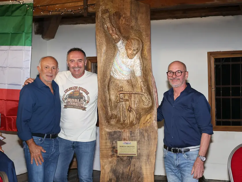 Argentin con Gabriele Tonon e il maestro Giovanni Bragato autore della scultura