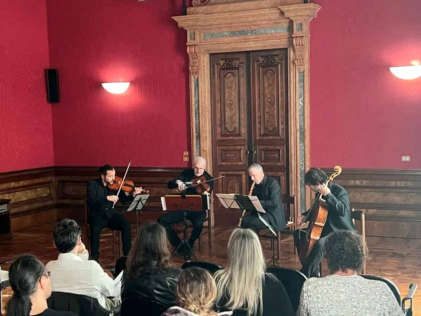 L'Ensamble dell'Arcimboldo durante un concerto in villa