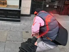 Uno dei borseggiatori marchiato con la vernice rossa a Londra