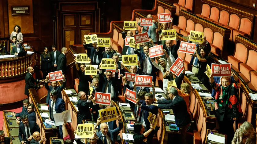 La protesta in Senato durante la votazione per la Riforma elettorale