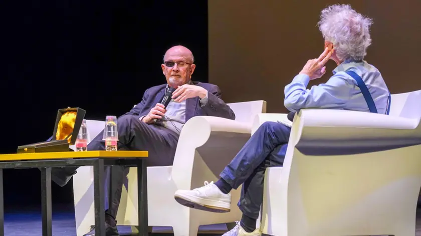 Salman Rushdie insieme a Federico Rampini (foto Cozzarin)