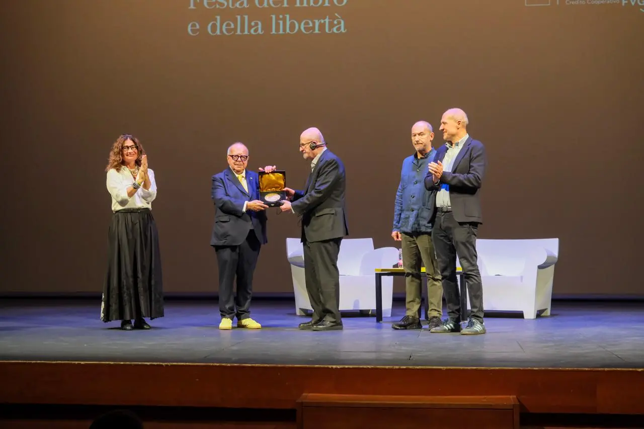 La consegna del premio Ambassador of freedom allo scrittore (foto Cozzarin)