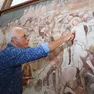 Il professor Eugenio Manzato indica la splendida scena del martirio di Sant'Orsola
