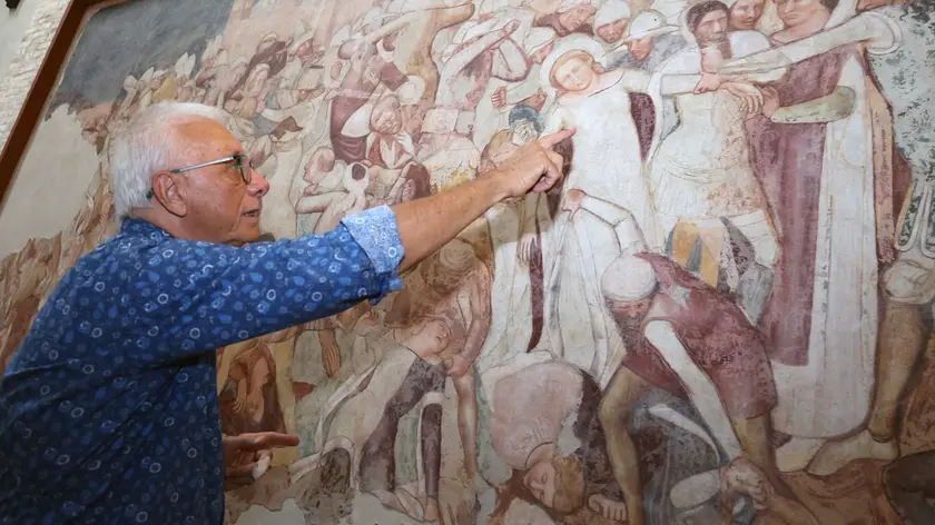 Il professor Eugenio Manzato indica la splendida scena del martirio di Sant'Orsola