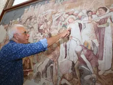 Il professor Eugenio Manzato indica la splendida scena del martirio di Sant'Orsola