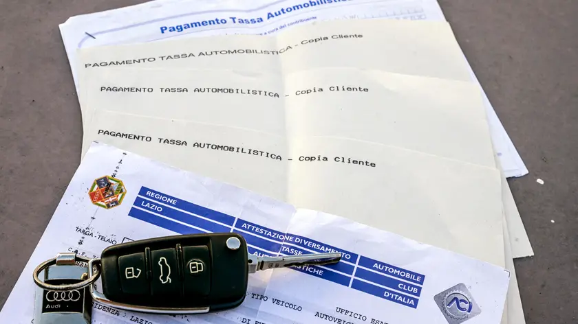 Una ricevuta di pagamento del bollo (Ansa)