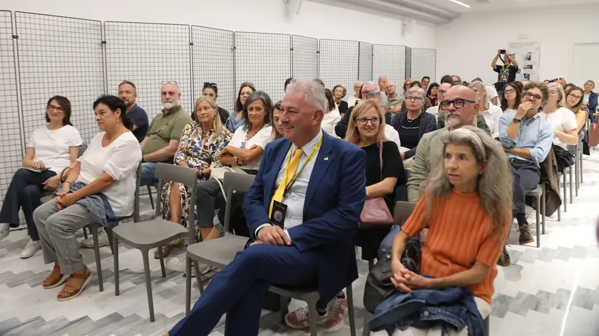 Il pubblico alla presentazione, il sindaco di Pordenone Basso in prima fila