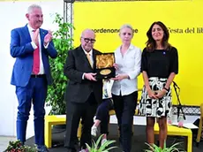 Vera Politkovskaja (in bianco al centro) alla consegna del premio Ambassador of Freedom