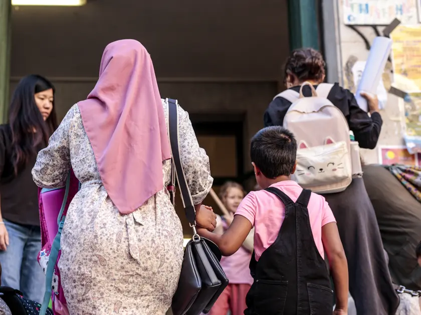 Una mamma musulmana mentre accompagna il figlio ascuola