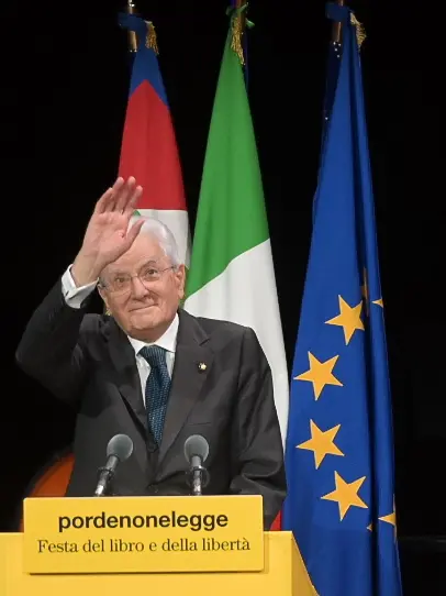 Mattarella sul palco del Teatro Verdi