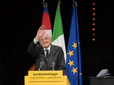 Mattarella sul palco del Teatro Verdi
