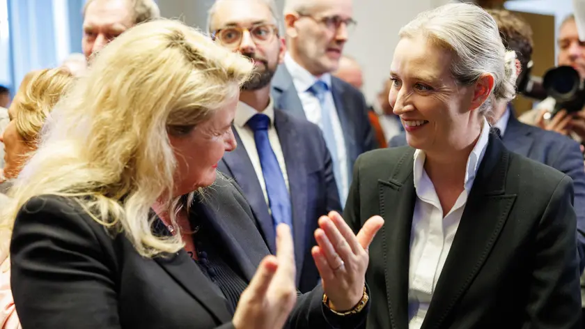 Kristin Brinker (a sinistra), capolista di AfD per le elezioni della Camera dei Deputati di Berlino del 2026, e Alice Weidel, co-presidente del partito