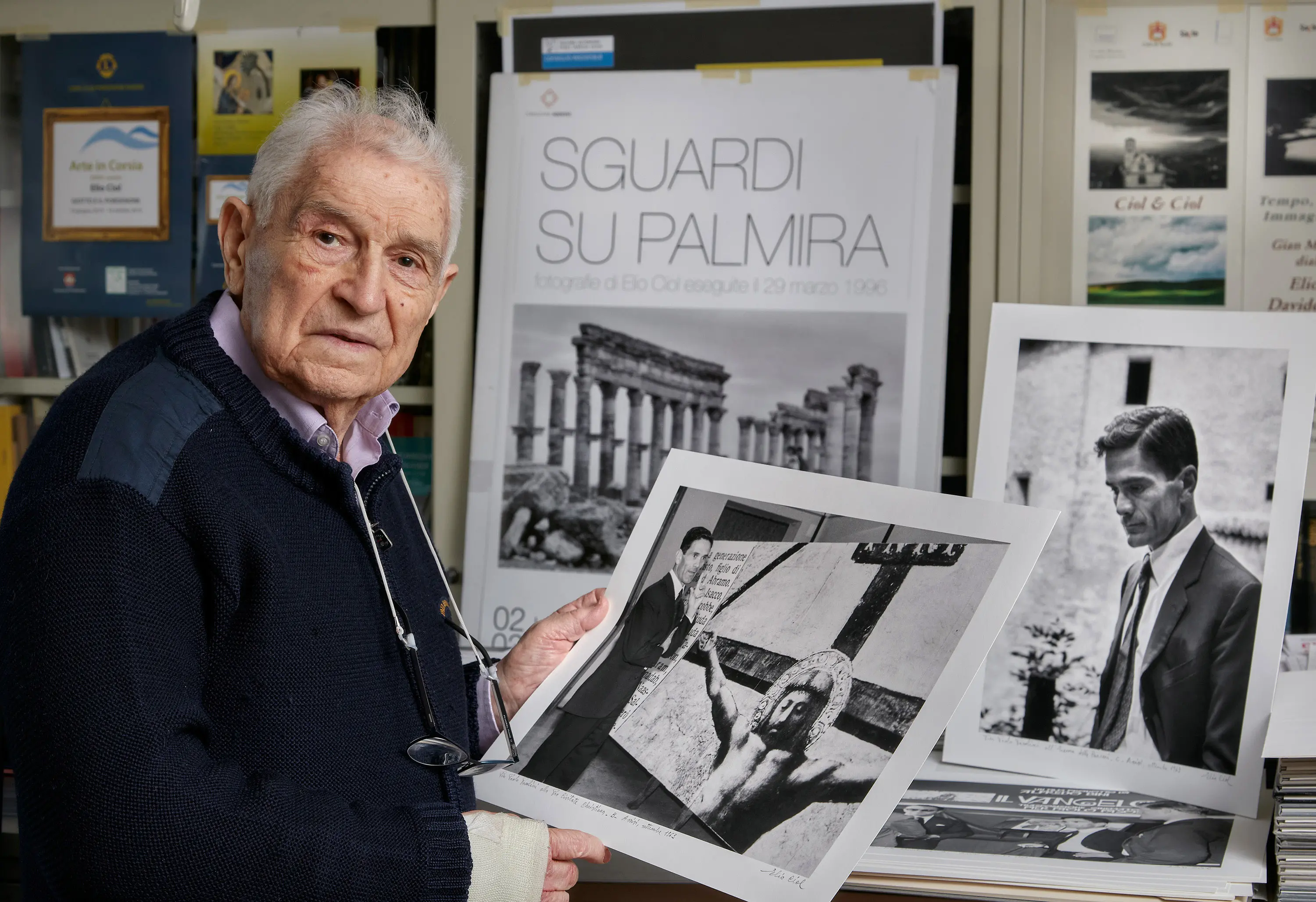 Elio Ciol con due fotografie scattate all’amico Pier Paolo Pasolini. «Ero coetaneo e compagno di giochi di suo cugino Nico Naldini»