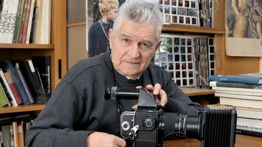 Elio Ciol con una delle sue Hasselblad. Oggi ha 97 anni. Vive da sempre in provincia di Pordenone