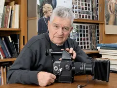 Elio Ciol con una delle sue Hasselblad. Oggi ha 97 anni. Vive da sempre in provincia di Pordenone