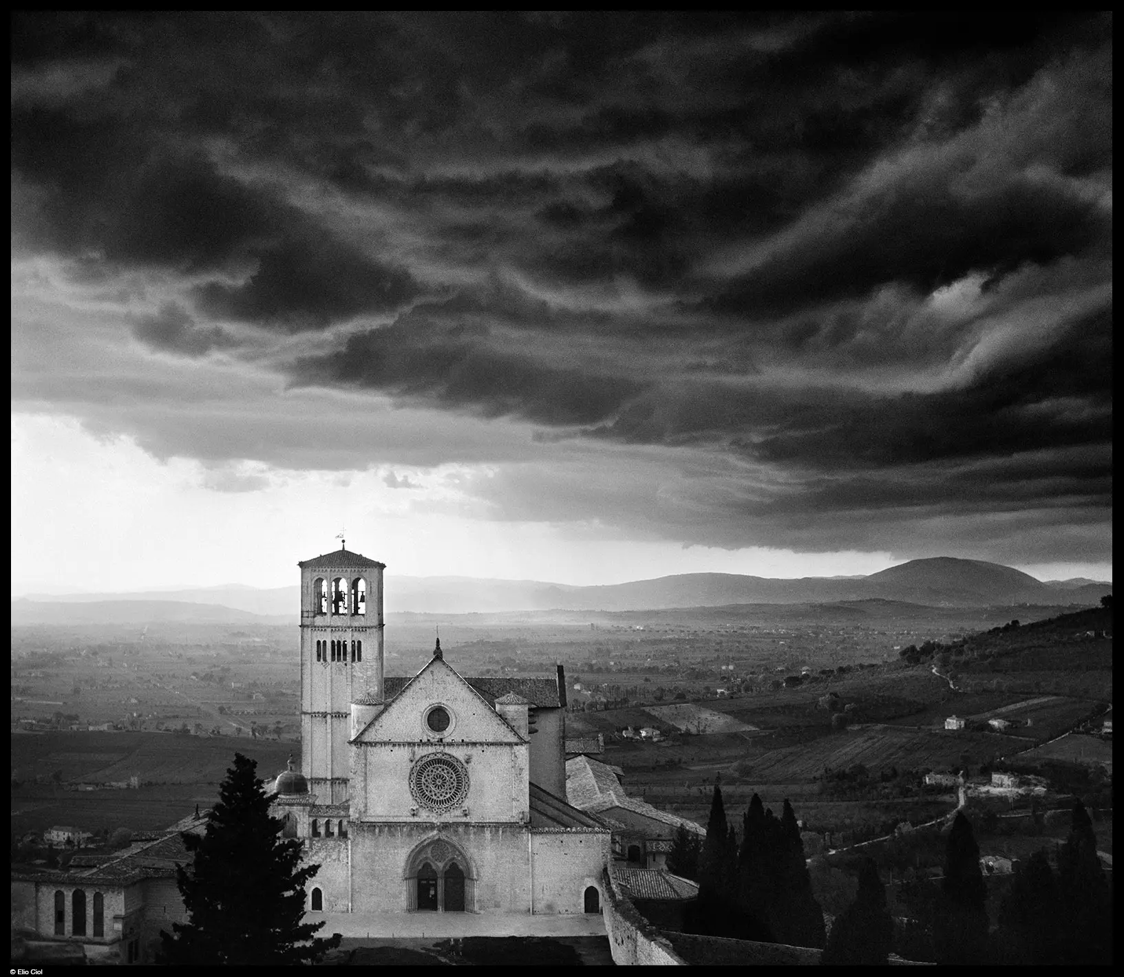 Temporale sulla basilica di Assisi in uno scatto di Elio Ciol