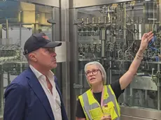 La visita dell'assessore regionale Sergio Emidio Bini allo stabilimento di Acqua Dolomia a Cimolais