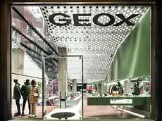 La vetrina di un negozio Geox