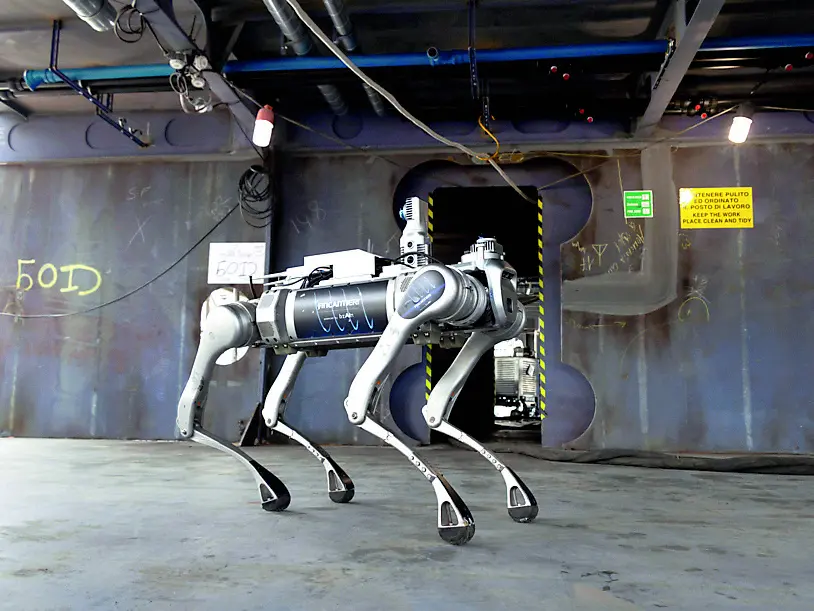 Uno dei cani robot che opera all'interno del cantiere navale di Monfalcone