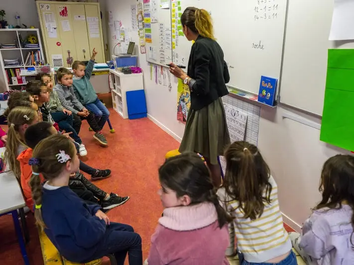 Alunni con insegnante in una scuola elementare