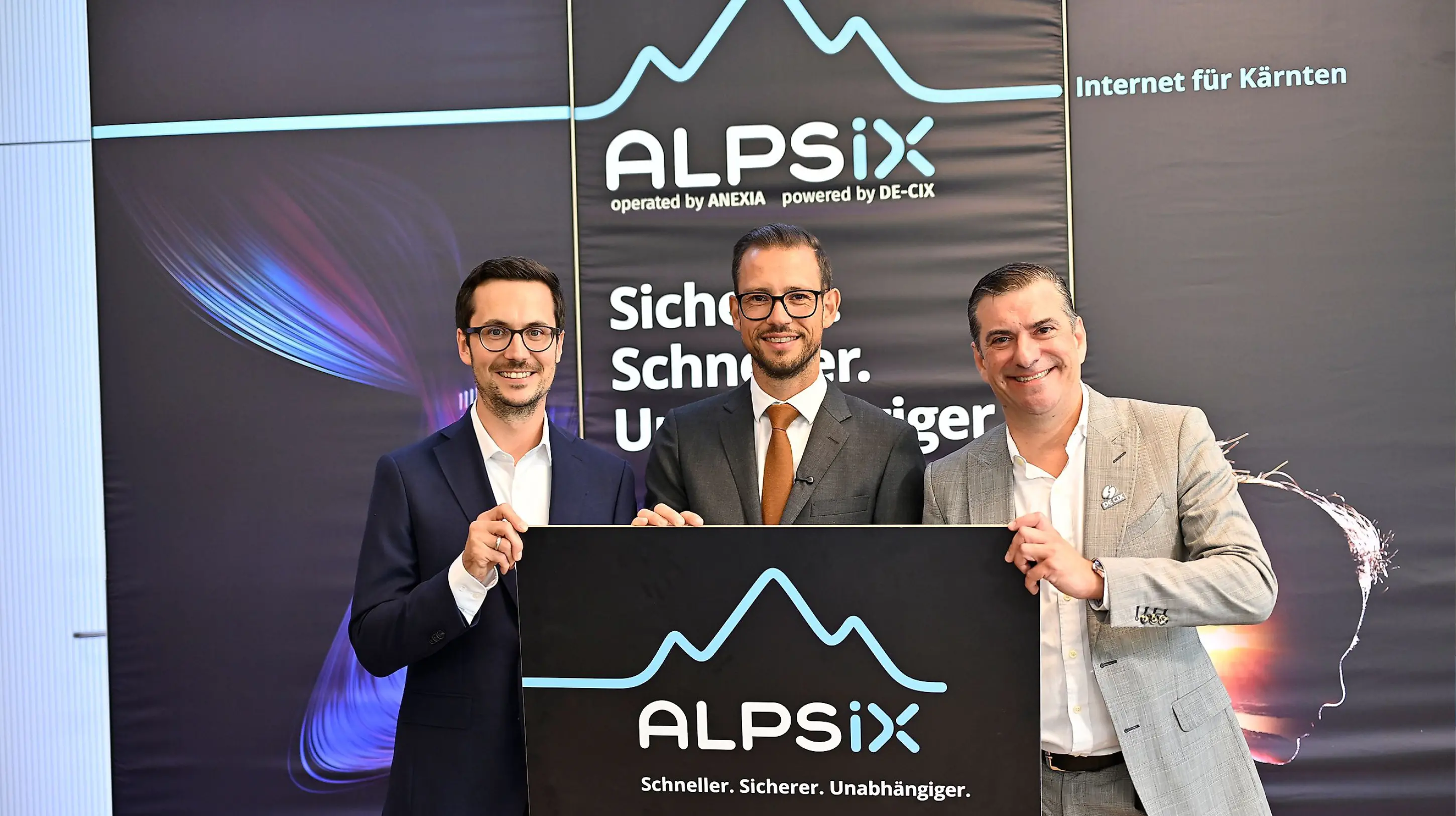 Da sx: Alexander Windbichler (CEO di Anexia Holding), il consigliere di Stato Sebastian Schuschnig (Land Carinthia) e Ivo Ivanov (CEO di DE-CIX Group AG) Credits: LPD Bauer
