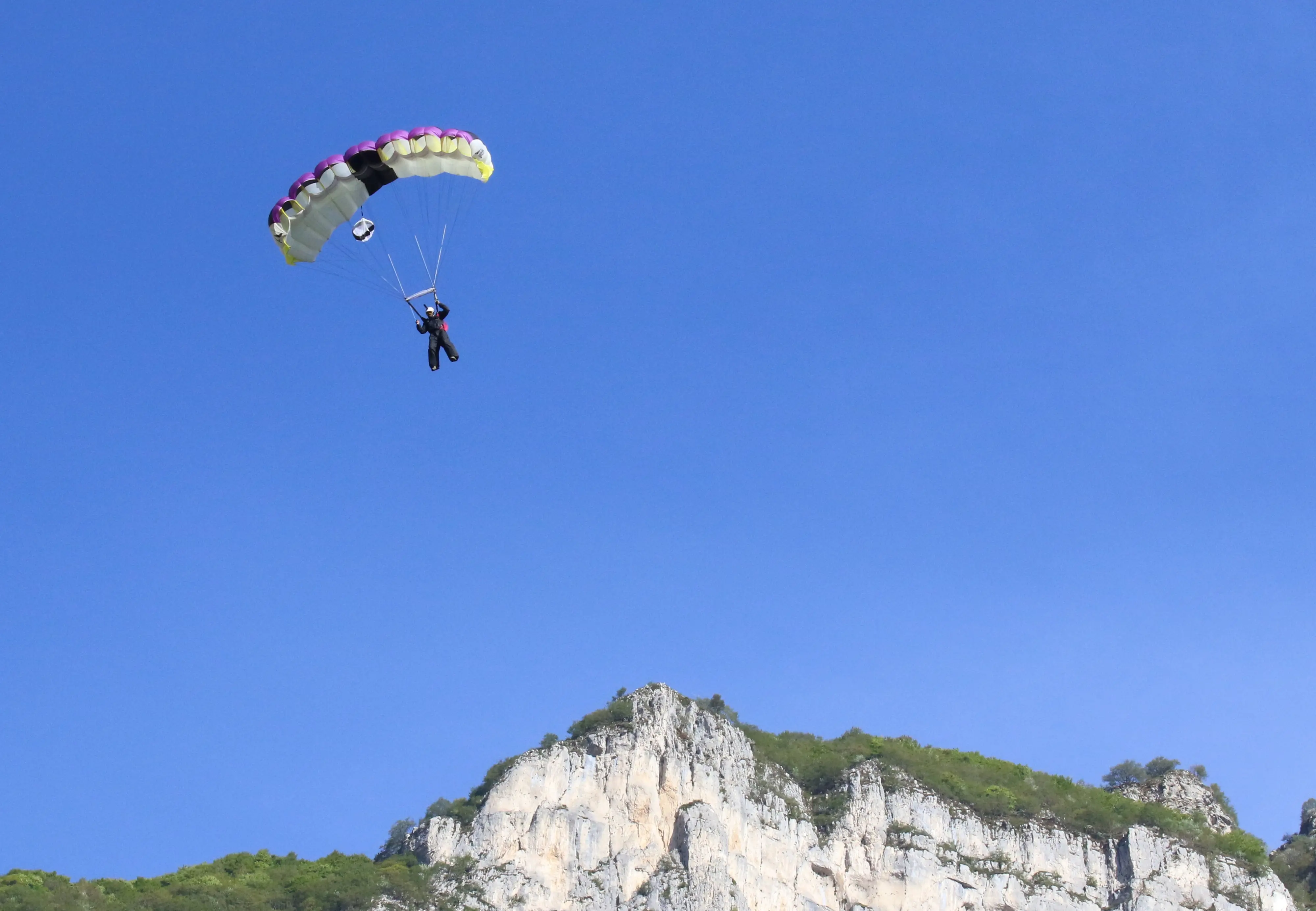 Base jumping al Monte Brento, vicino a Dro, nelle Dolomiti