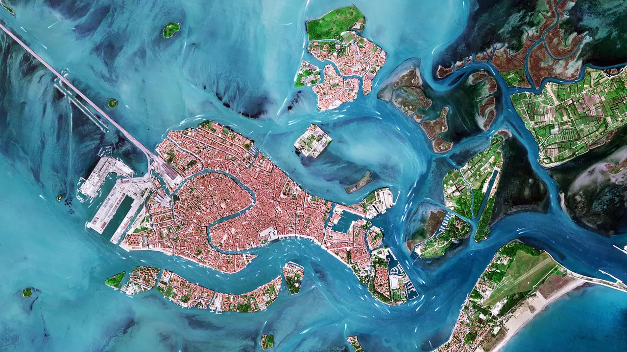Una spettacolare vista di Venezia dal satellite
