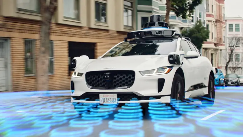 Un’auto a guida autonoma (Waymo)