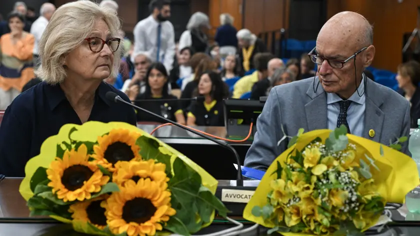 Paola Deffendi e Claudio Regeni in aula prima della sentenza per la morte del figlio Giulio Regeni