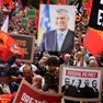Una manifestazione dei sostenitori dell’ex presidente Thaçi in piazza (archivio)