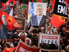 Una manifestazione dei sostenitori dell’ex presidente Thaçi in piazza (archivio)