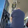 Si frenano i prezzi dei carburanti per ottenere consenso