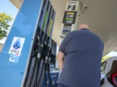 Si frenano i prezzi dei carburanti per ottenere consenso