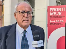 Il sindaco Ziberna davanti al teatro Verdi di Gorizia (foto Daniele Tibaldi)