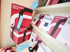 Vetrine librerie allestite per Frontiere. Foto Tibaldi