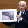 Il premier sloveno Janša con la foto dello “scandalo”