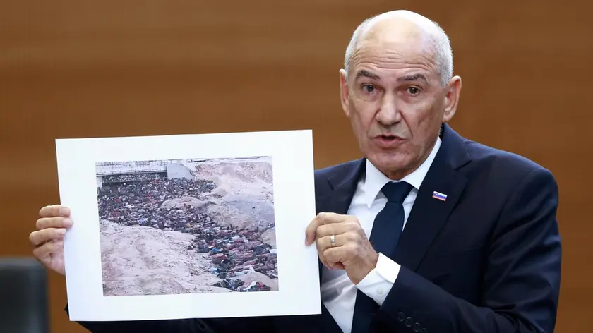 Il premier sloveno Janša con la foto dello “scandalo”