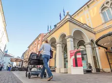 Manifesti di Frontiere davanti al Teatro Verdi che ospiterà le lezioni magistrali.