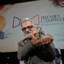 Lo scrittore Marcello Fois, vincitore della 64° edizione del Premio Letterario Campiello con “L’Immensa distrazione” (Einaudi) posa sul palco reggendo con le mani l’ambito premio, al termine della cerimonia finale, nella sala grande del Palazzo del Cinema del Lido, Venezia 3 ottobre 2026. ANSA/ANDREA MEROLA ------ Writer Marcello Fois, winner of the 64th edition of the Campiello Literary Prize for *L’Immensa distrazione* (Einaudi), poses on stage holding the coveted award at the end of the final ceremony in the main hall of the Palazzo del Cinema at the Lido, Venice, October 3, 2026. ANSA/ANDREA MEROLA