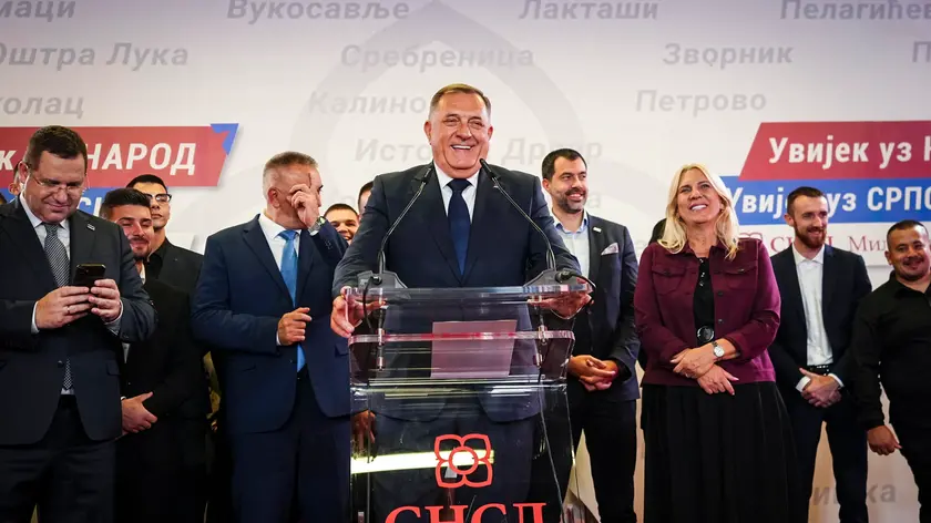 Al centro il leader filorusso Dodik con alle spalle alcuni degli eletti del suo partito in Bosnia
